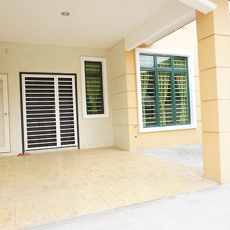 Warisan Indah Homestay Klia 1 Melayu Sahaja Sepang Buitenkant foto